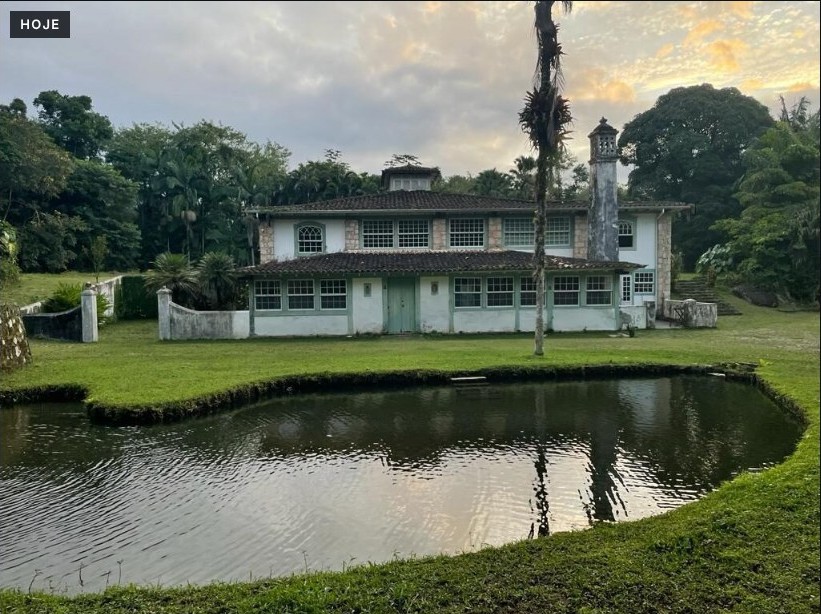 Casa hoje, com lago e gramado